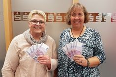 Sparkassen-Kundenberaterin Birte Tamm aus der Filiale in Lensahn (re.) freut sich mit der glücklichen Gewinnerin Heidi Ritter aus Kabelhorst.