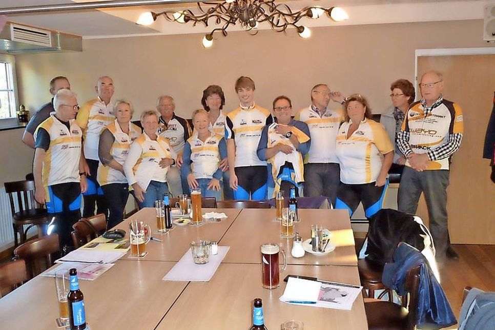 Neustadt. Die Radsportsparten des TSV Neustadt beging ihr traditionelles Abradeln. Bei strahlendem Sonnenschein, kühlen Temperaturen und forderndem Wind wurden die Räder noch einmal ordentlich in Fahrt gesetzt, bevor es in die Winterpause geht. Den Abschluss bildete wie immer ein gemeinsames Essen in Klüvers Brauhaus. Dank gilt der Leitung und dem Personal in Klüvers Brauhaus, die mit einer großzügigen Spende die Beschaffung professioneller Radhosen ermöglichten. (red)
