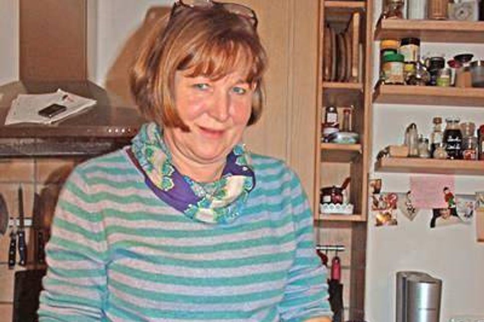 Dietlinde Ude aus Heikendorf packt auch ein Päckchen für die Aktion „Weihnachten in Gemeinschaft“.