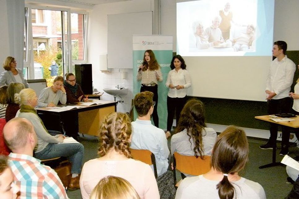 Die Schülerinnen und Schüler stellten ihre Ideen nacheinander dem Publikum vor.