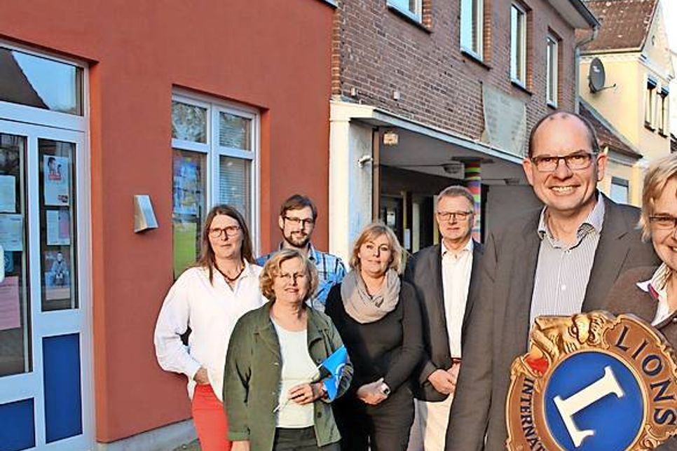 Gemeinsam stark für die Flüchtlingshilfe: Rotary-Präsident Georg Heerten, Lions-Präsidentin Susanne Bimberg-Nittritz, DKSB-Geschäftsführer Martin Liegmann (v. re.) und weitere Beteiligte.