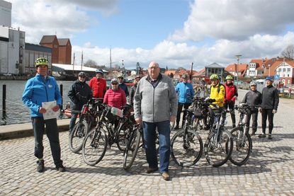 Jörg Henkel (Mitte) überreichte Spartenleiter Reinhard Bendfeldt (lks.) im Namen des TSV Neustadt eine Aufmerksamkeit vor Beginn der 20. Radsportsaison.
