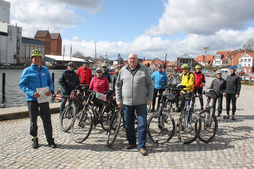 Jörg Henkel (Mitte) überreichte Spartenleiter Reinhard Bendfeldt (lks.) im Namen des TSV Neustadt eine Aufmerksamkeit vor Beginn der 20. Radsportsaison.