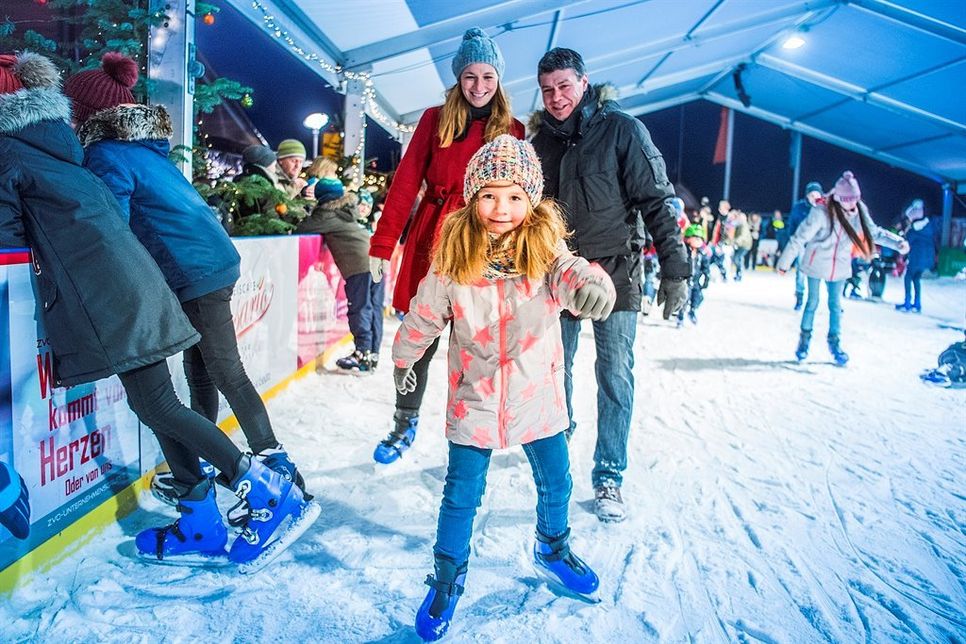 Am offiziellen Eröffnungstag, Samstag, dem 1. Dezember, sind alle Neustädter und Gäste zur „Feuershow on Ice“ und zum anschließenden kostenfreien Schlittschuhlaufen eingeladen. (Copyright OHT Oliver Franke)