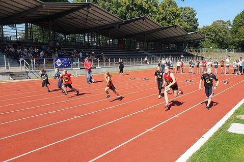 Sprint der U12 (vorne Frida Seemann, auf Bahn 3 Livia Walter).