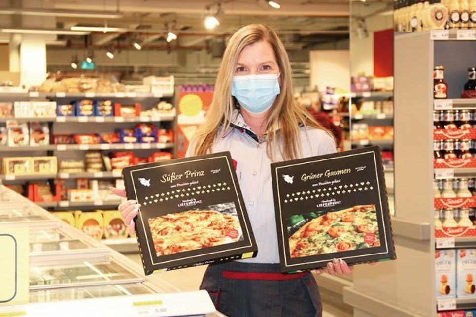 Anja Willems betreut die Abteilung Tiefkühlung bei famila in der Posthofstraße 4 und ist wie Warenhausleiter Hans-Joachim Hamer ein Fan der regionalen Pizzen.