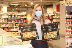 Anja Willems betreut die Abteilung Tiefkühlung bei famila in der Posthofstraße 4 und ist wie Warenhausleiter Hans-Joachim Hamer ein Fan der regionalen Pizzen.