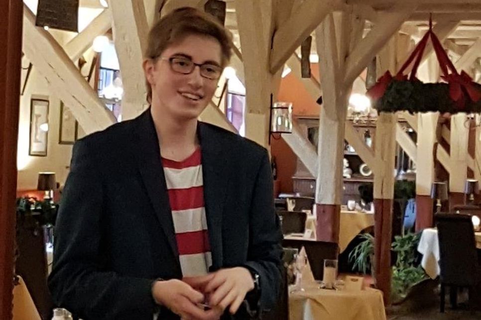 Tjark Schlößer, Deutscher Zauber-Jugendmeister in der Kategorie Kartenkunst, wusste zu begeistern.