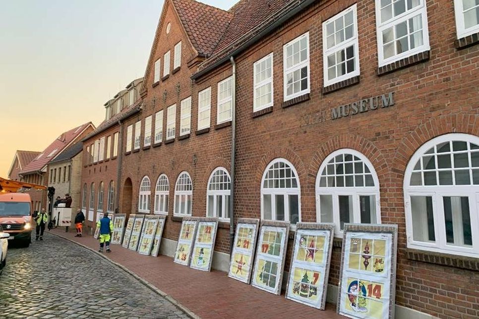 Heute vor genau einer Woche wurde noch fleißig aufgebaut. Inzwischen hängen alle Bilder in den Fenstern.