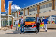 Vor der Schön Klinik mit dem aktuellen Notarztfahrzeug der Rettungswache Timmendorfer Strand von links nach rechts: rdh.-Rettungsdienstleiter Michael Mallé, rdh.-Vorstand Christian Kraft, Leiter der Schön Klinik Marcus Baer, Chefarzt der Notaufnahme Dr. Wolfgang Dersch.