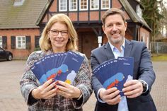 Am Montag haben Vhs-Leiterin Jutta Holweg und Ratekaus Bürgermeister Thomas Keller das Heft mit dem Frühjahrsprogramm vorgestellt, das ab heute zu haben ist beziehungsweise an die Haushalte der Gemeinde Ratekau verteilt wird.  (Foto: Stefan Setje-Eilers)