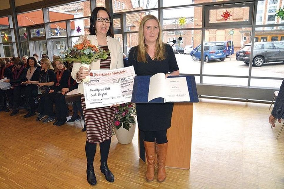 Für ihren Vater nahm Mirjana Kayser (l.) den mit 150 Euro dotierten Preis nebst Urkunde von Bad Schwartaus  Bürgervorsteherin Wiebke Zweig entgegen.  (Foto:?Persson-Drzewiecki)