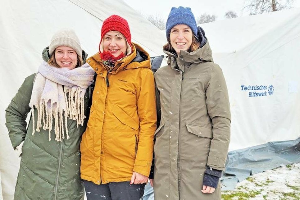 Lotta Edler, Isabell Hasse und Lena Schmölcke haben sich nach dem Anbaden im warmen Zelt des THWs ein wenig aufgewärmt