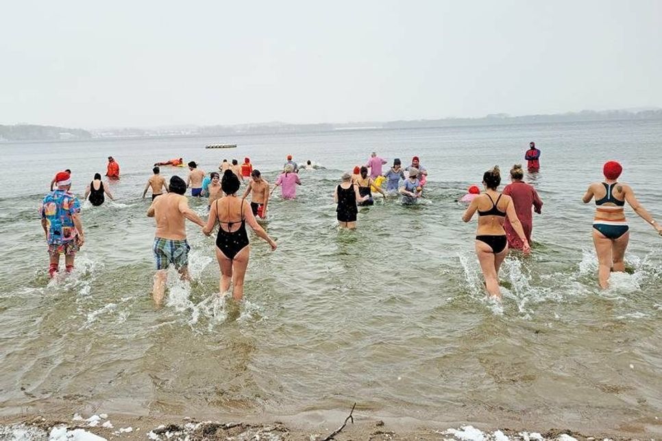 Bei drei Grad Wassertemperatur liefen die mutigen Teilnehmer ins kühle Nass