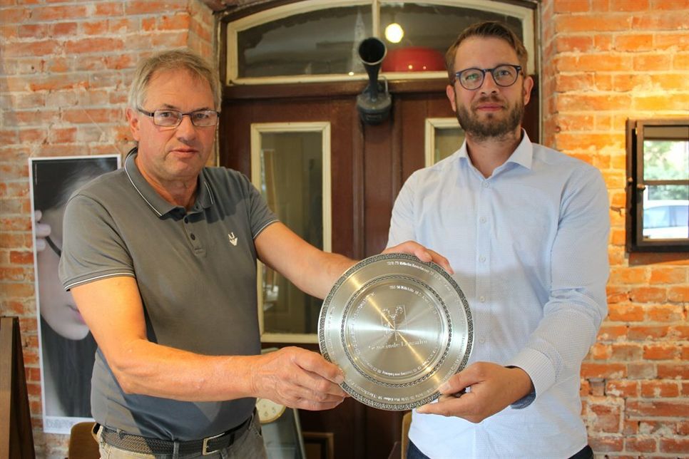 Bürgermeister Klaus Winter (lks.) nahm den Zinnteller von Alexander Löhr in Empfang.