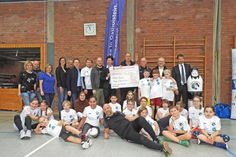 Fröhlicher Abschluss eines Fußballvormittages: Kinder, Trainer und Sponsoren versammelten sich für ein Gruppenbild.
