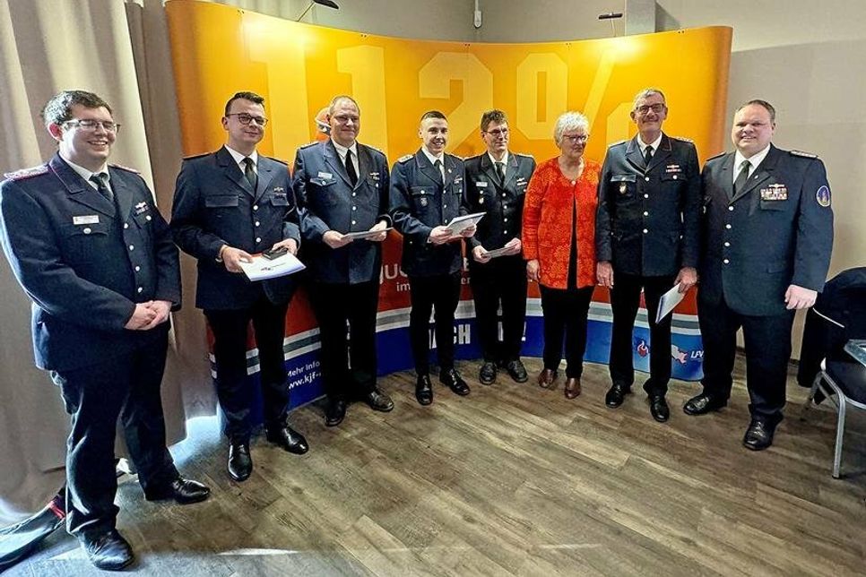 LSP S-H Bronze: v.l. Jan Klein (Kreisjugendfeuerwehrwart), Kevin Ackermann, Hans-Martin Raabe, Fynn-Niklas Lull, Sascha Börtel, Petra Kirner, Peter Wonrath und Sascha Keßler