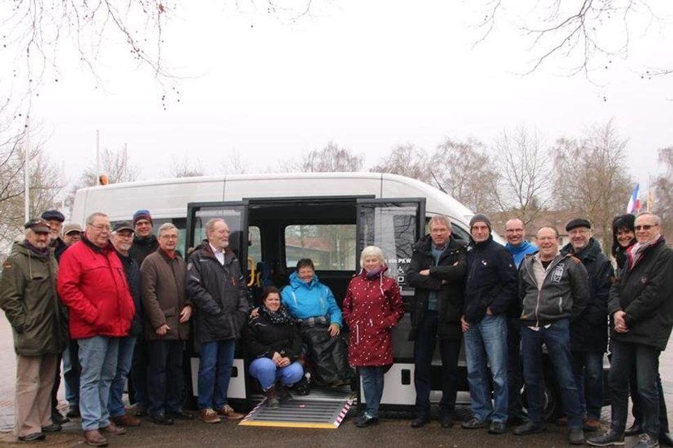 Ein Testmodell des neuen Bürgerbusses wurde auf dem Lensahner Schützenplatz vorgestellt. Mit dabei auch Amtsvorsteher Klaus Winter (7. v. re.) und ein Großteil der ehrenamtlichen Fahrer.