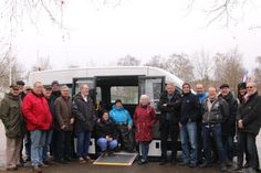 Ein Testmodell des neuen Bürgerbusses wurde auf dem Lensahner Schützenplatz vorgestellt. Mit dabei auch Amtsvorsteher Klaus Winter (7. v. re.) und ein Großteil der ehrenamtlichen Fahrer.