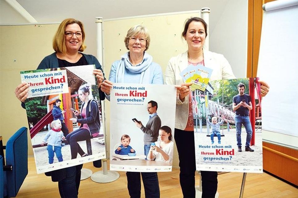 Cornelia Techen (von links), Leiterin des Evangelischen Kindergarten Timmendorfer Strand, Barbara Bergmann, Vorsitzende von Kinderherz e.V., und die neue Kinder- und Jugendpflegerin der Gemeinde Timmendorfer Strand, Elif Lehmann, weisen auf die Familien-Aktionen hin. (Foto: René Kleinschmidt)