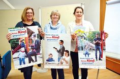 Cornelia Techen (von links), Leiterin des Evangelischen Kindergarten Timmendorfer Strand, Barbara Bergmann, Vorsitzende von Kinderherz e.V., und die neue Kinder- und Jugendpflegerin der Gemeinde Timmendorfer Strand, Elif Lehmann, weisen auf die Familien-Aktionen hin. (Foto: René Kleinschmidt)
