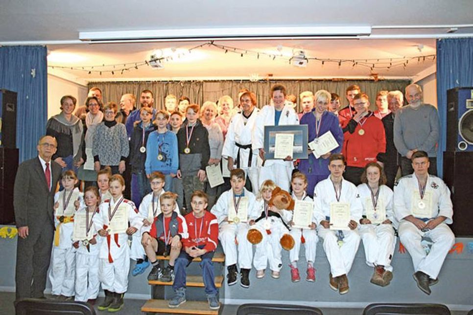 Am 9. März freuten sich Sportler und Ehrenamtler über Anerkennung, Urkunden und Bilder für ihre sportlichen Erfolge und ehrenamtlichen Tätigkeiten. Mit auf dem Bild: Die durchführenden Vertreter der Gemeinde Wangels.
