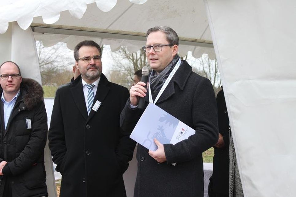 Wirtschafts-Staatssekretär Dr. Thilo Rohlfs (re.) überbrachte den Förderbescheid des Landes.