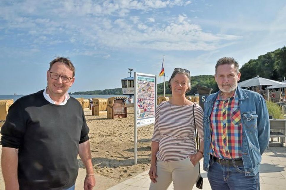 Am Seeblick-Kiosk an der Möltenorter Strandpromenade in Heikendorf weist eine neue Info-Tafel auf die Müllproblematik. Über das gelungene Projekt freuen sich Bernd Steffen (1. Vorsitzender), Ina Spielhagen-Göser und Reinhold Blomberg vom HGV.