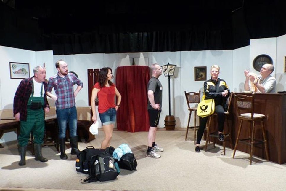 Landleben ist nichts für Weicheier, das müssen auch Urlauberin Lavinia und Postbotin Gertrud feststellen, als sie mehr oder weniger unfreiwillig in Schwienrade landen – die vier Herren sind erstmal wenig begeistert vom weiblichen Besuch. Ob sich das ändert?