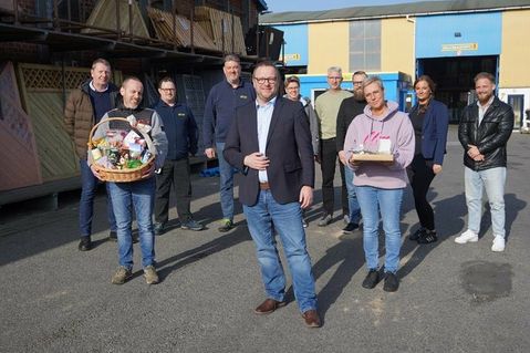 Thorsten Schmidt (Bildmitte) im Kreise einiger Kollegen und Kolleginnen.