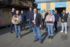 Thorsten Schmidt (Bildmitte) im Kreise einiger Kollegen und Kolleginnen.