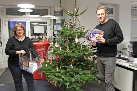 Stadtmarketingkoordinatorin Andrea Elisabeth Brunhöber mit Simon Krüger vom reporter bei der Ziehung der Gewinner im Verlagshaus.