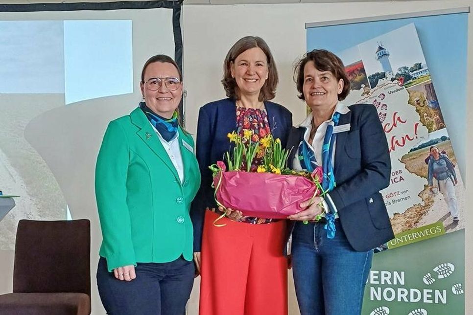 Pamela Lepeschka und Kathrin Dehn-Schumacher (re.) machten ein Erinnerungsfoto mit Heike Götz (Mi.)