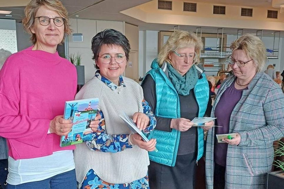 Am Bücherstand tauschten sich Maike Scheel-Preuß, Kerstin Schulz, Andrea Höpfner und Susanne Papke aus.