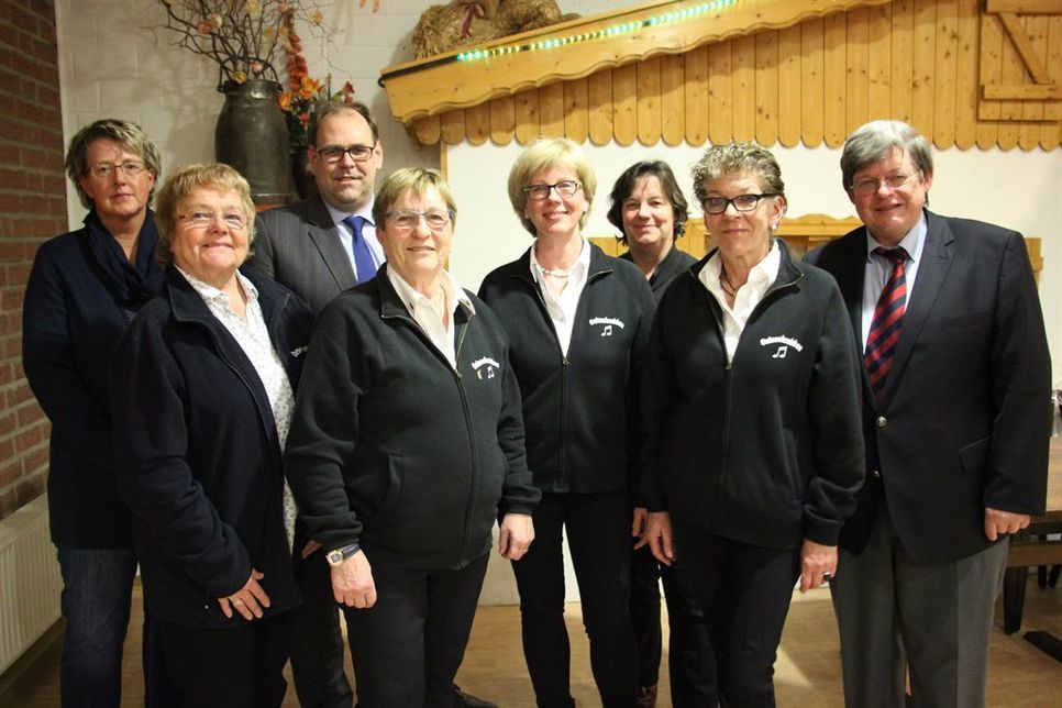 Der fleißige Vorstand mit Bürgermeister Mirko Spieckermann (3. v. lks.): Jugendwartin Bianka Klüver, Schriftwartin Eva Dreckmann, Orchesterleiterin Ulla Borchert, 1. Vorsitzende Elisabeth Keinki; 2. Vorsitzende Tanja Bednarzik; Pressewartin Sylvia Witt und Kassenwart Henning Beck (v. lks.).