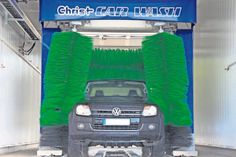 Die moderne Autowaschanlage reinigt verschmutze Autos bis auf den letzten Fleck und sorgt für einen glanzvollen Auftritt.