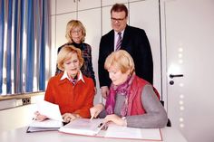 Sieglinde Glaesner (l.) und Bärbel Krüger sind zwei der drei neuen Ansprechpartnerinnen für Flüchtlingsbegleiter. Gemeinsam mit Stockelsdorfs Bürgermeisterin Brigitte Rahlf-Behrmann (hinten) und Björn Lüth (DRK) laden sie zum Infoabend ein.