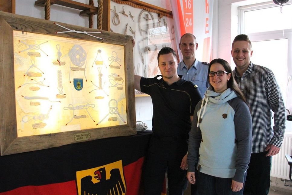 Gemeinsam für den guten Zweck: die Fortbildungsteilnehmer Patrick Hausknecht und Marco Müller mit Höchstbieterin Stefanie Schönherr und Simon Krüger vom reporter (v. lks.).