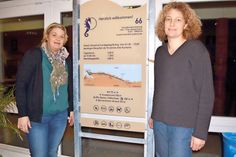 Gesine Muus (li.), Werkleiterin des Kurbetriebes, und Landschaftsarchitektin Urte Schlie präsentierten einen Dummy der neuen Strandschilder. (Foto: René Kleinschmidt)