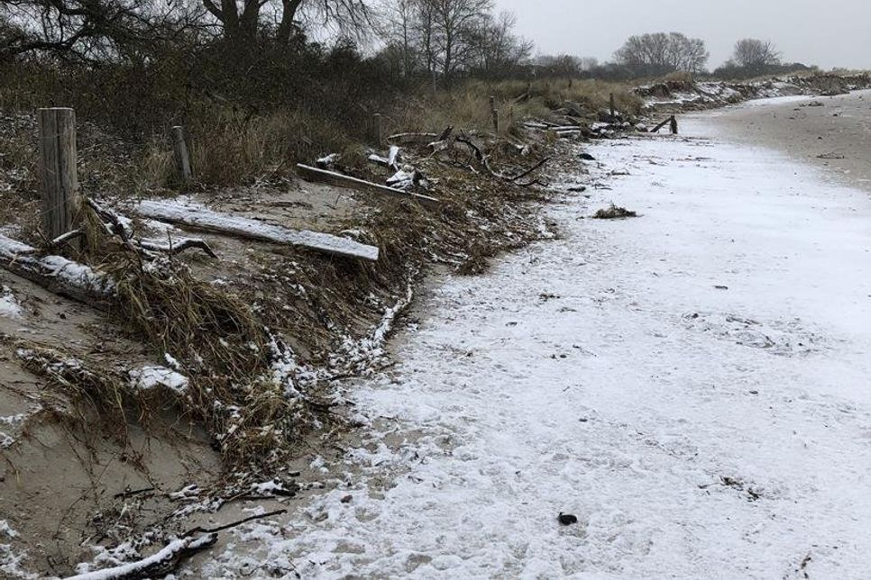 Beschädigte Dünenschutzzäune.