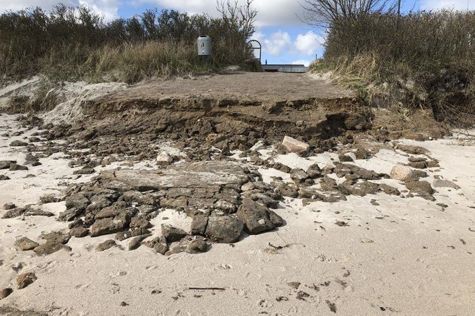 Weggespülter Strandzugang.