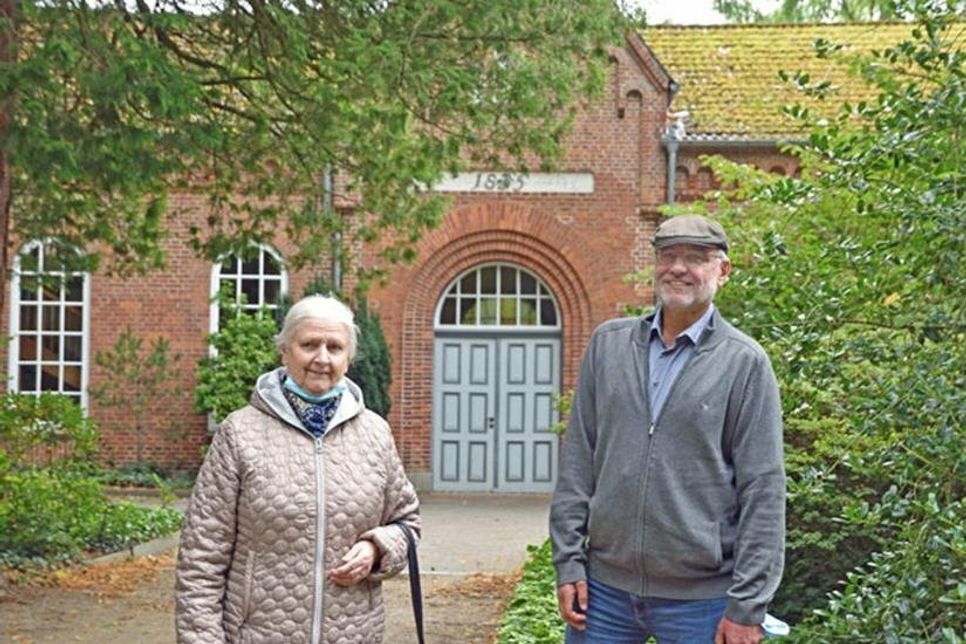 Anne-Kathrin Kalb und Friedhofsverwalter Detlef Beisner laden zu einer Friedhofsführung am Sonntag, 10. Oktober um 14 Uhr ein. Treffpunkt ist die Kapelle am Friedhofsdamm 14.
