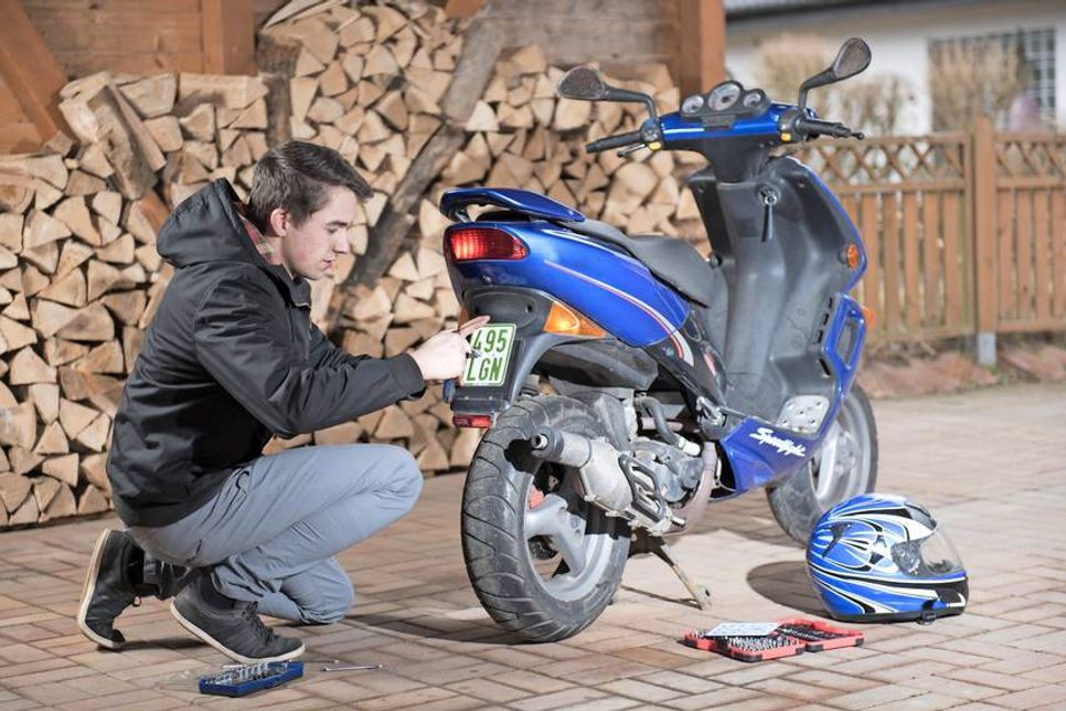 Langsam wird es wieder Zeit bei seinem Kleinkraftrad das Nummernschild zu wechseln: Die Farbe des Jahres 2016 ist Grün. Spätestens am 1. März müssen alle blauen Nummernschilder verschwunden sein.
