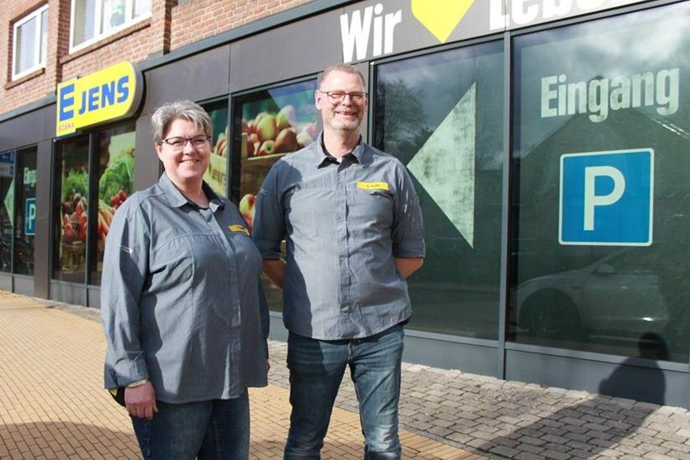 Die Marktleiter Ilona Sailer und Jürgen Kühl bilden die Doppelspitze im neuen Edeka Jens.
