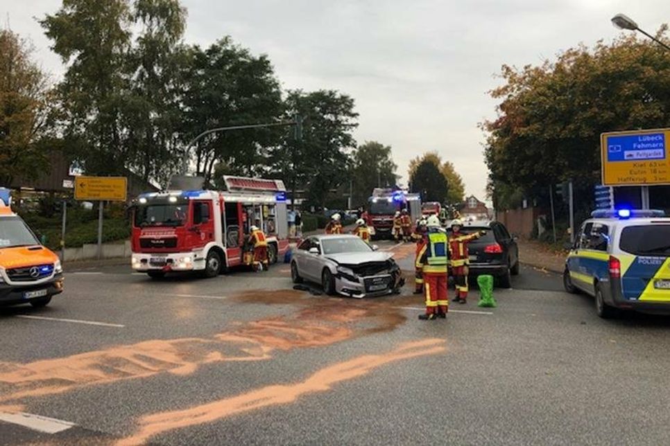 Zwei Fahrzeuge kollidierten frontal bei einem Abbiegevorgang.