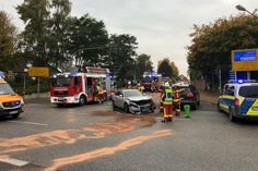 Zwei Fahrzeuge kollidierten frontal bei einem Abbiegevorgang.