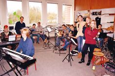 Die Schülerband der Grund- und Gemeinschaftsschule Pönitz bei der Probe mit ihrem Musiklehrer Jan-Taken de Vries (hinten links). (Foto: René Kleinschmidt)