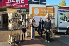 Übergabe der Spendentüten an die Neustädter Tafel beim Rewe Markt Haase.