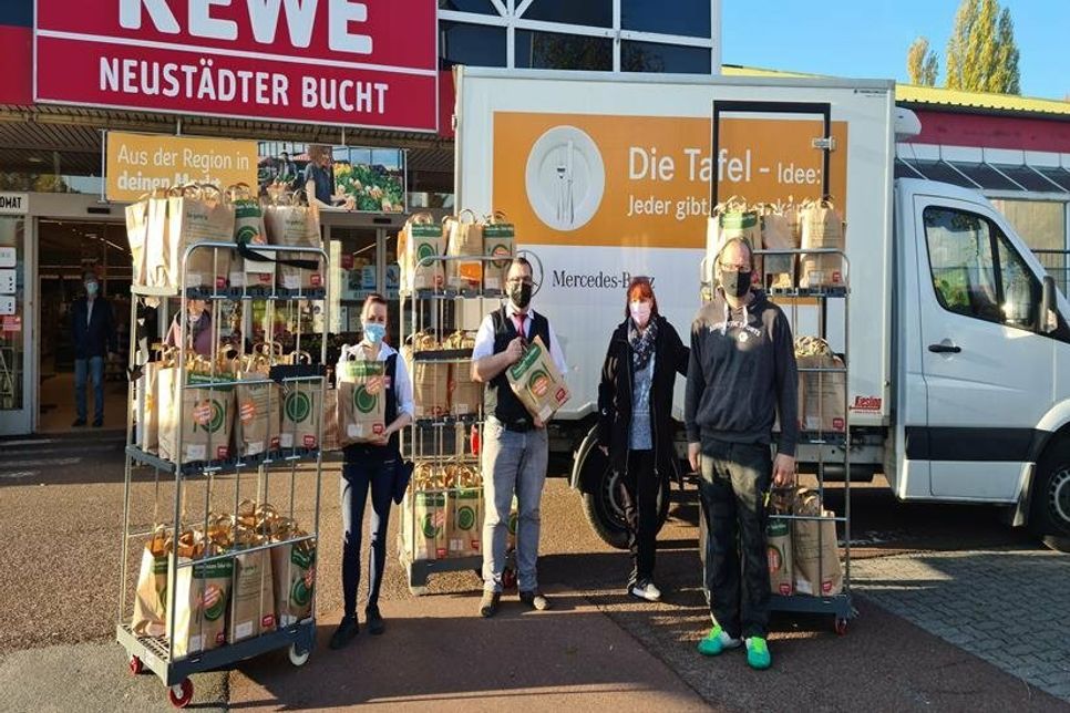 Übergabe der Spendentüten an die Neustädter Tafel beim Rewe Markt Haase.