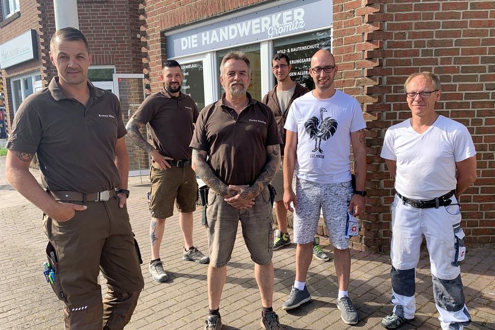 Kümmern sich vom Boden bis zur Decke um die Umsetzung von Bau- und Renovierungsarbeiten: Ronny Hilcz, Tommy Hilcz und Heiko Klukas mit Tim Thomas sowie den neuen Kollegen Markus Kühl und Wolfgang Kullack (v. lks.).